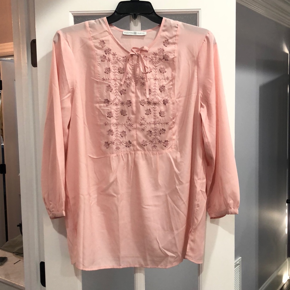 Thin, breathable top with floral details